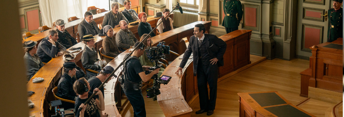 Man sieht eine "Making-of"-Szene vom Filmset von "Friedas Fall" im Kantonsratssaal St.Gallen.